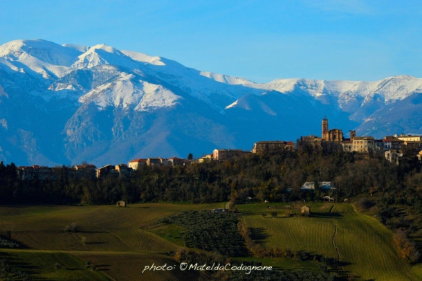 Castel Frentano (Chieti) e sullo sfondo la Majella Madre | photo: Â©MateldaCodagnone