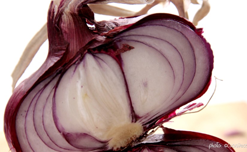 Ingredients: Red onions sections on a wooden board | Styling: Orsola Ciriello Kogan | Photo: ©LuciaZeccara