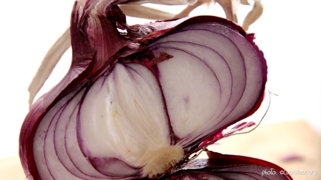 Ingredients: Red onions sections on a wooden board | Styling: Orsola Ciriello Kogan | Photo: ©LuciaZeccara