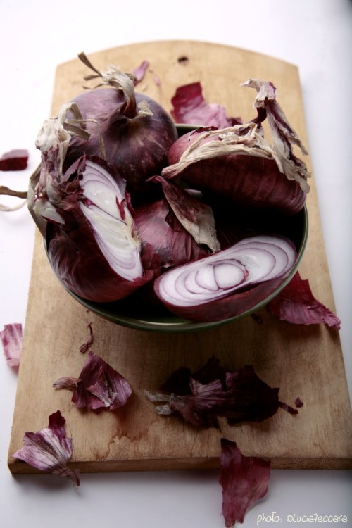 Ingredients: Red onions on a wooden board | Styling: Orsola Ciriello Kogan | Photo: ©LuciaZeccara