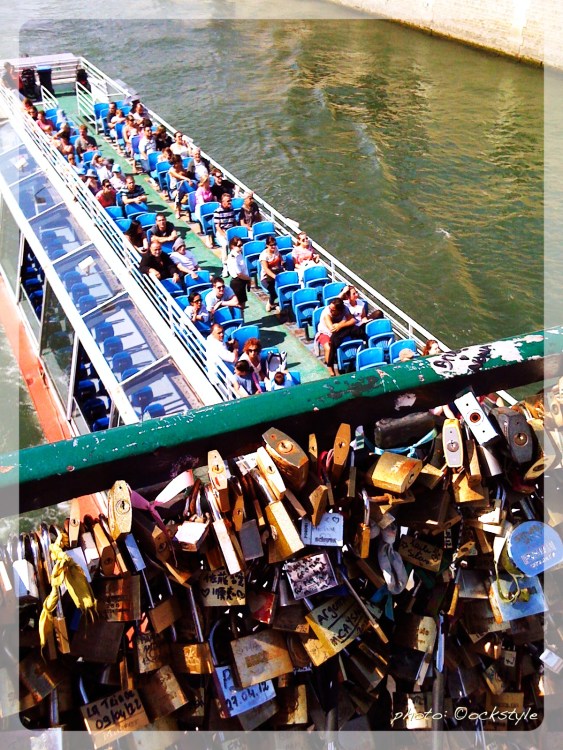 The Art of Wandering :: Pont des Arts, Paris 6e  | photo: ©ockstyle
