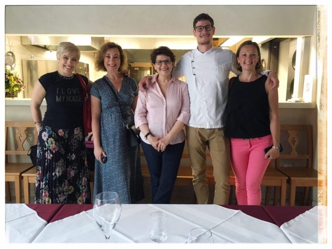 AIFB.it members (from left: Ilaria Bertinelli, Annalisa Sandri, Orsola Ciriello Kogan and Paola Bellora), with the Chef Sebastian Sartorelli, in the kitchen of Palazzo Roccabruna, Trento | Photo: ©ValentinaAffusto