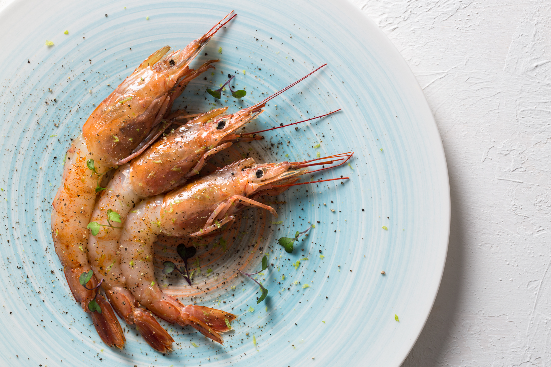Marinated raw prawns on a sky blue plate | Recipe & Styling: Orsola Ciriello Kogan | ©RosangelaGiannoccaro
