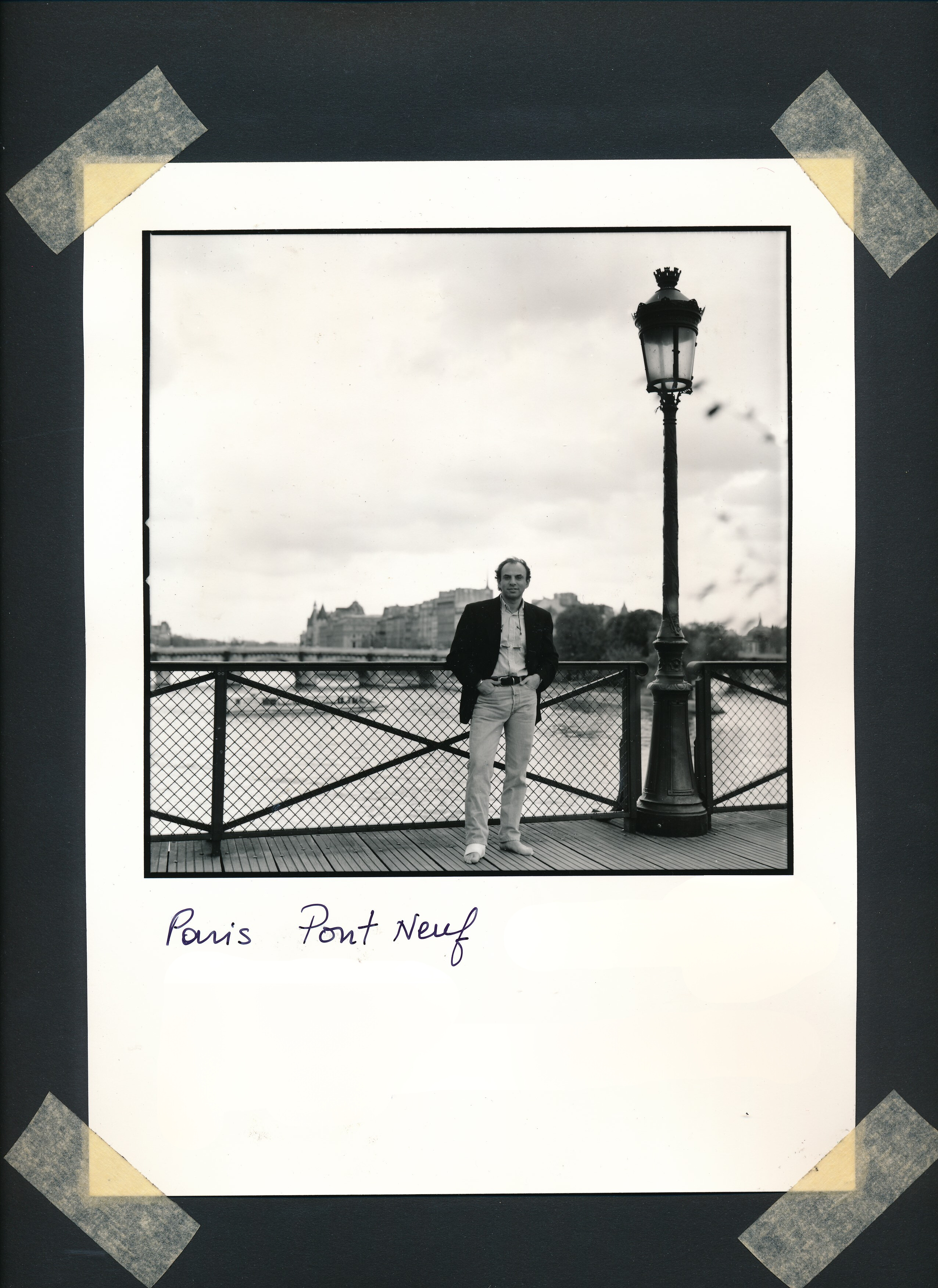 Hasselblad Collection: Raf's portrait sur le Pont-Neuf, Paris ©OrsolaCirielloKogan